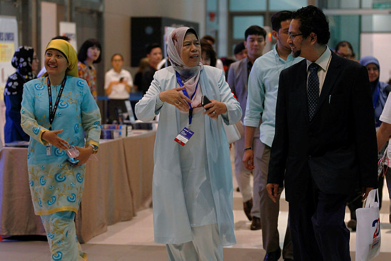 Housing and Local Government Minister Zuraida Kamaruddin (C), speaks to Mercy Malaysia president Datuk Dr Ahmad Faizal Mohd Perdaus during the end of the three-day International Humanitarian Conference 2019, on Aug 8, 2019. — Bernama