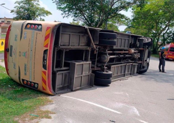 Mother and child hurt in Smart Selangor bus accident in Bukit Sentosa