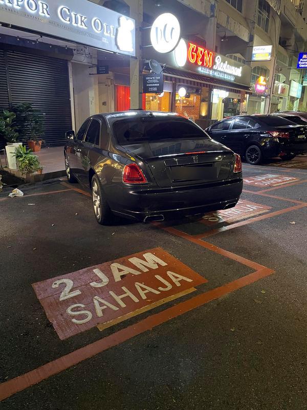 M’sian calls out Rolls Royce driver for hogging two parking spaces in Damansara Utama