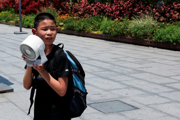 Eastern China heatwave threatens crops and industry with 40°C temperatures