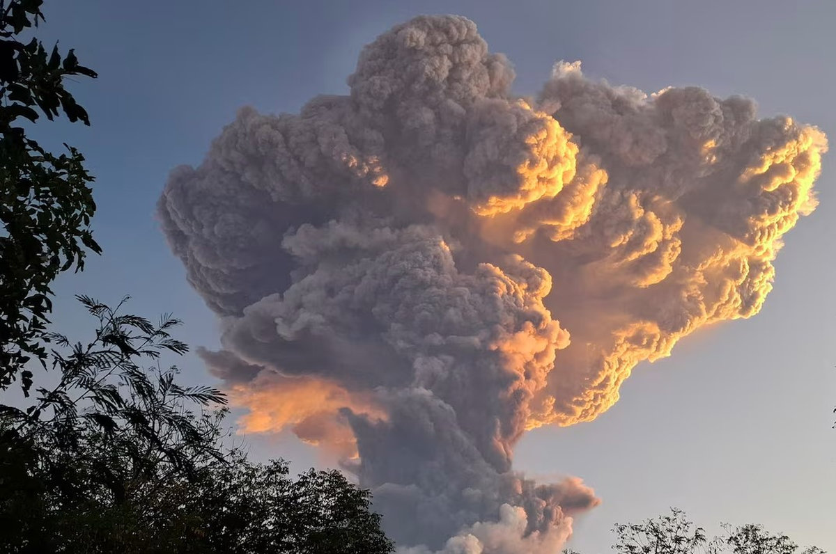 Gunung Lewotobi meletus di Indonesia, amaran keselamatan dikeluarkan Gunung Lewotobi meletus di Indonesia, amaran keselamatan dikeluarkan