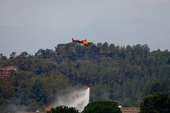 Thousands told to stay home as Spain forest fire rages on