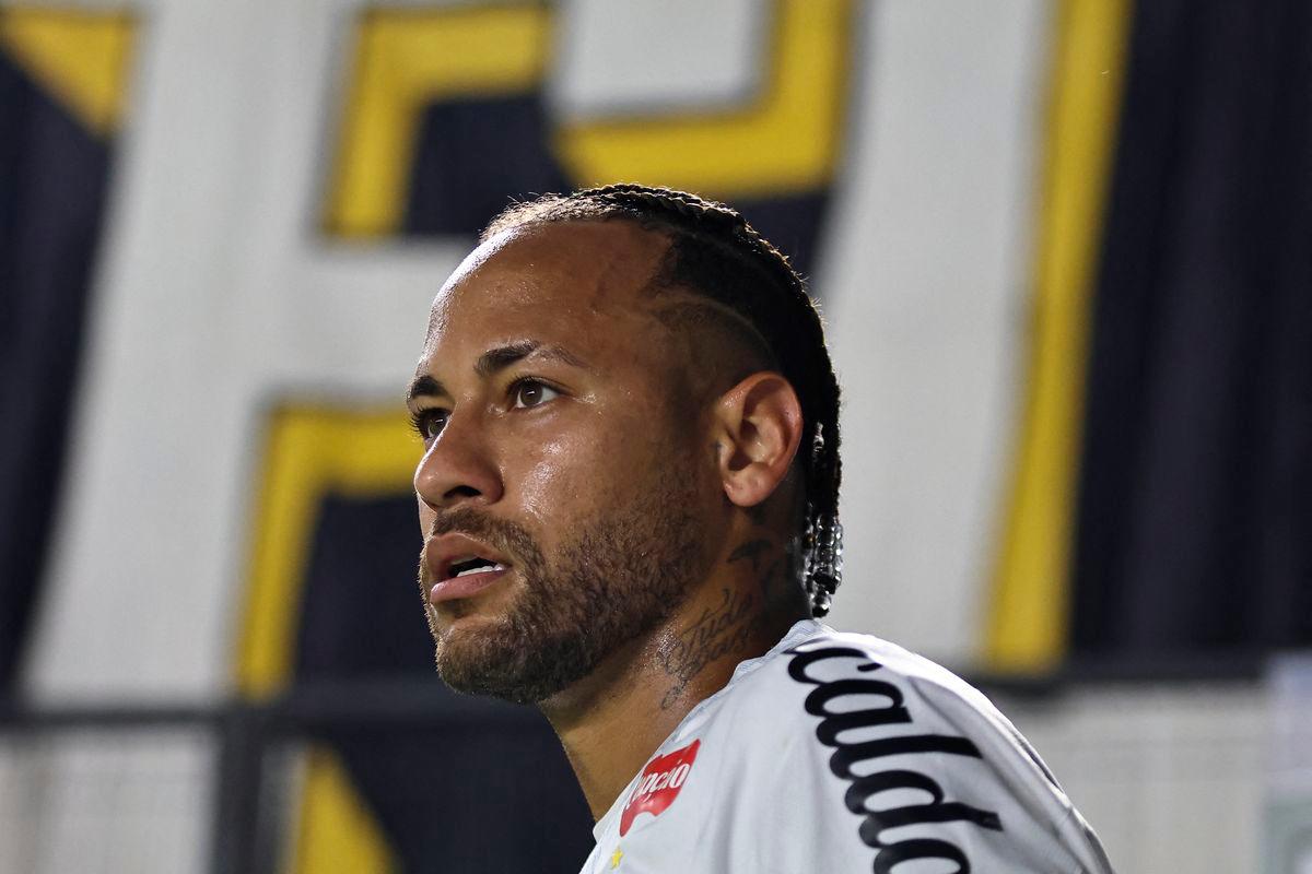 Neymar explains heated fan confrontation after Santos defeat Neymar explains heated fan confrontation after Santos defeat