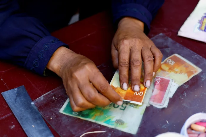 Gaza banks reopen after ceasefire but face severe cash shortage