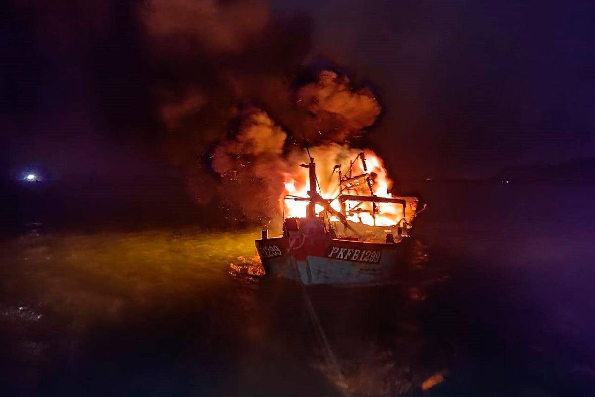 25 crew rescued after boat fire off Pantai Remis waters 25 crew rescued after boat fire off Pantai Remis waters