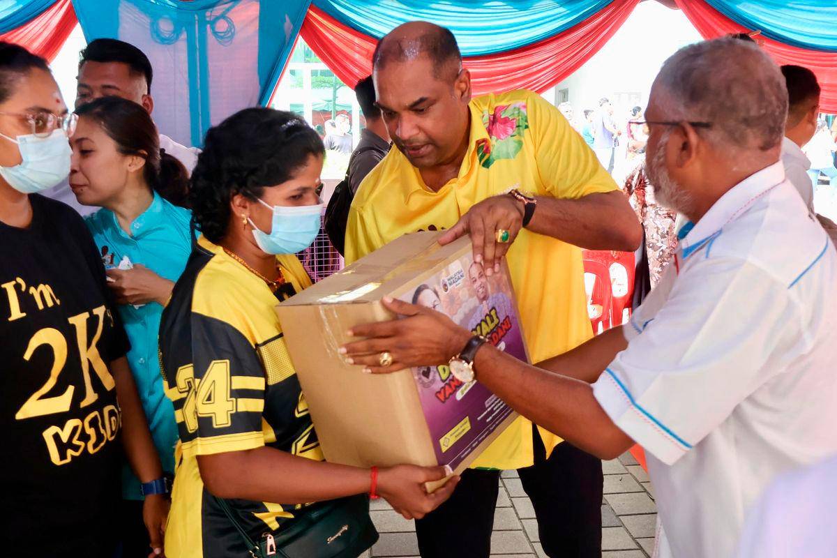 3,000 keluarga India di Sungai Buloh terima Bakul Kasih Deepavali