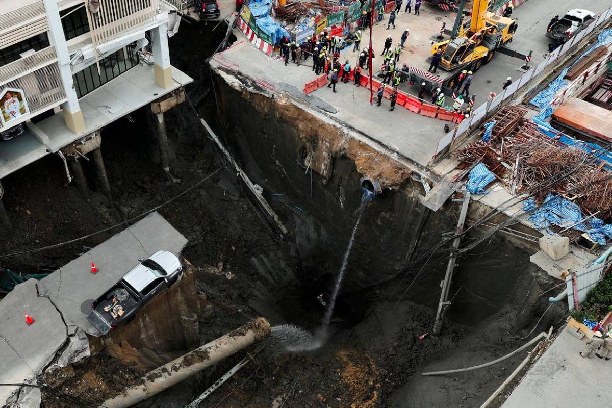 50-metre sinkhole disrupts Bangkok’s Dusit district 50-metre sinkhole disrupts Bangkok’s Dusit district