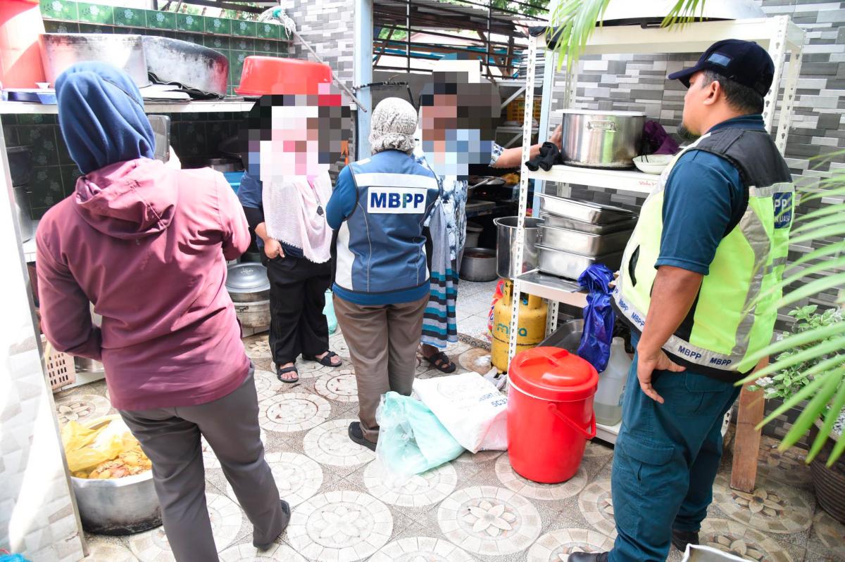 Empat premis makanan di George Town ditutup kerana kebersihan teruk Empat premis makanan di George Town ditutup kerana kebersihan teruk