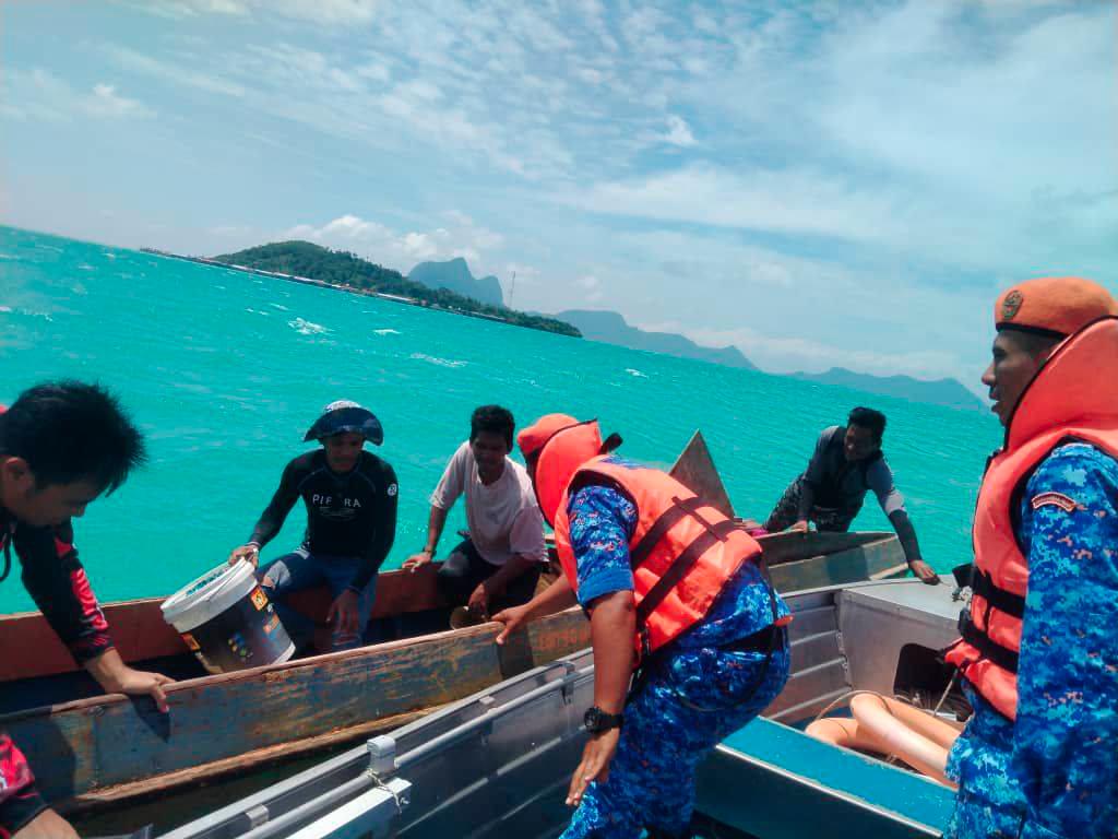 APM rescues nine from leaking boat off Semporna APM rescues nine from leaking boat off Semporna