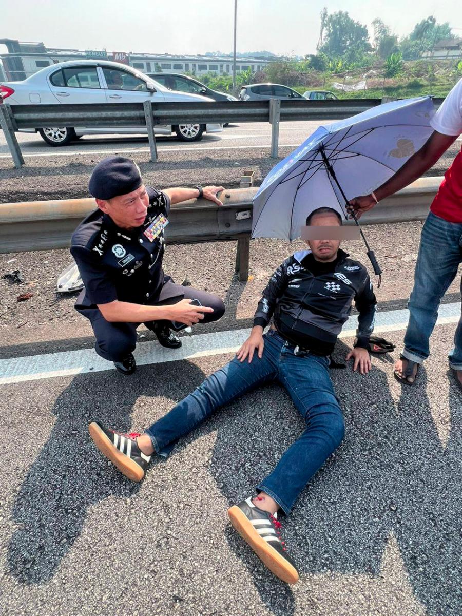 Negeri Sembilan police chief aids crash victims on expressway