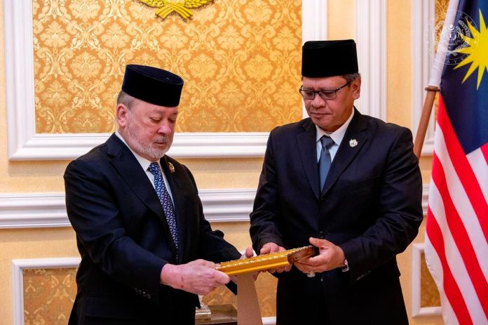 King presents appreciation letter to Zailani Hashim