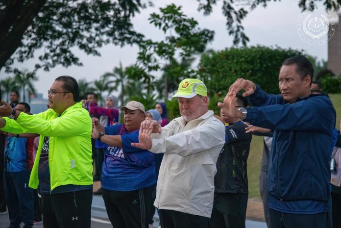 King joins palace staff in brisk walk for healthy lifestyle