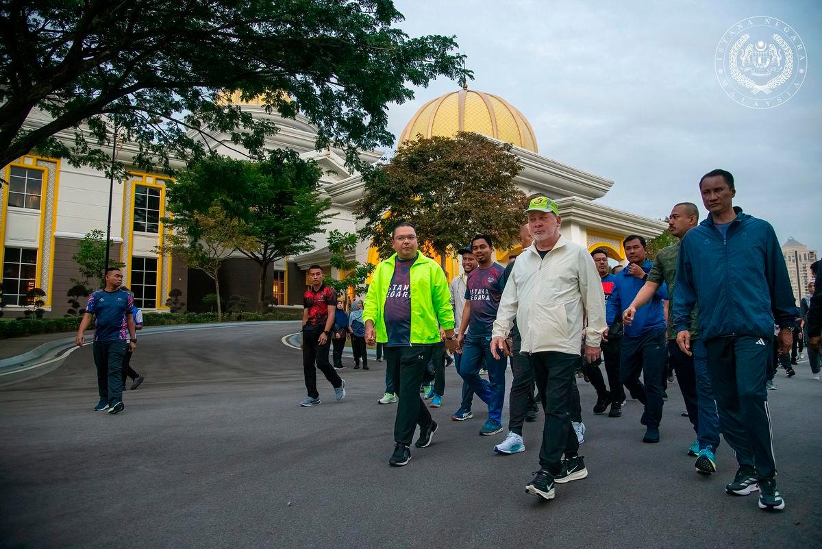 Agong berkenan ‘brisk walk’ bersama warga Istana Negara, galakkan gaya hidup sihat