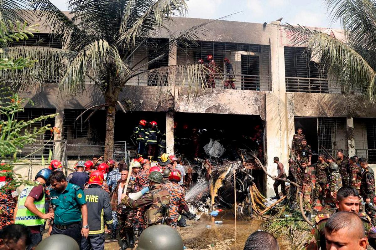 Malaysia mourns Bangladesh school jet crash victims