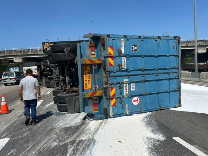 Lori bawa bahan kimia terbalik di Lebuhraya Kesas