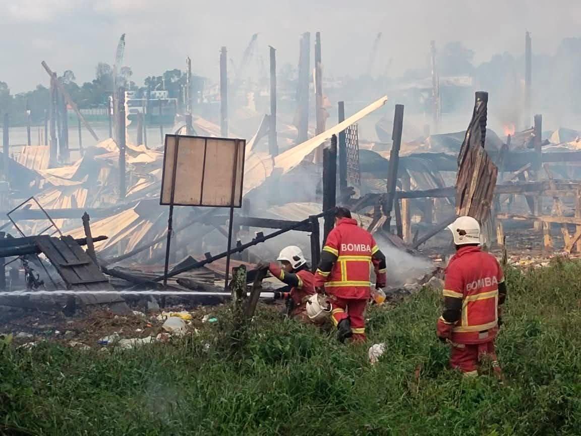 Tujuh rumah musnah dalam kebakaran di Kampung Hilir, Sibu Tujuh rumah musnah dalam kebakaran di Kampung Hilir, Sibu
