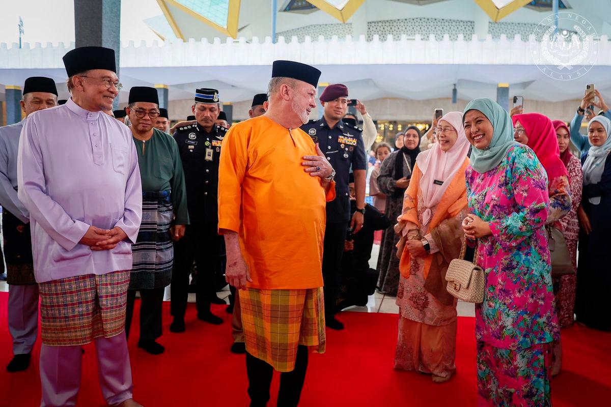 King and queen attend Warriors’ Day prayers at National Mosque