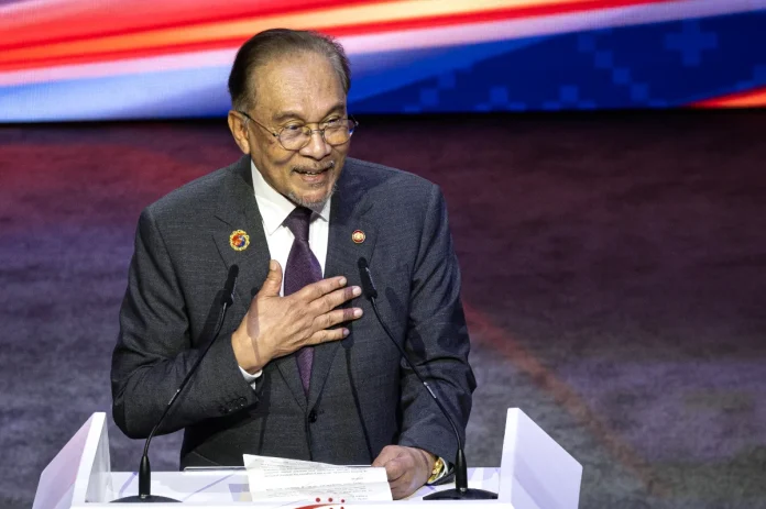 AKL333_28102025_ASEAN_CLOSING Prime Minister Datuk Seri Anwar Ibrahim delivers his remarks at the Closing Ceremony of the 47th ASEAN Summit and Related Summits at the Kuala Lumpur Convention Centre today. -- fotoBERNAMA