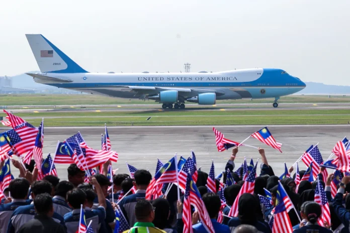 AKL35_2710202Peminat_Air_Force_One_berkumpul_di_Sepang_sempena_lawatan_Trump5__US_PRESIDENT_TRUMP_S_DEPARTURE