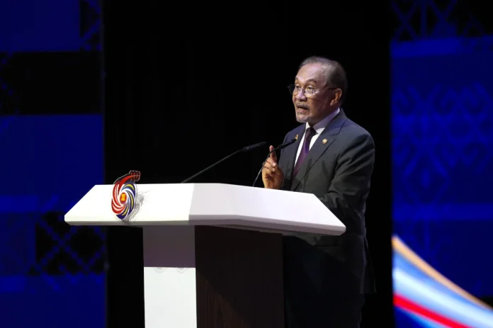 AKL370_28102025_ASEAN_SUMMIT_CLOSING Prime Minister Datuk Seri Anwar Ibrahim delivers his remarks at the Closing Ceremony of the 47th ASEAN Summit and Related Summits at the Kuala Lumpur Convention Centre today.