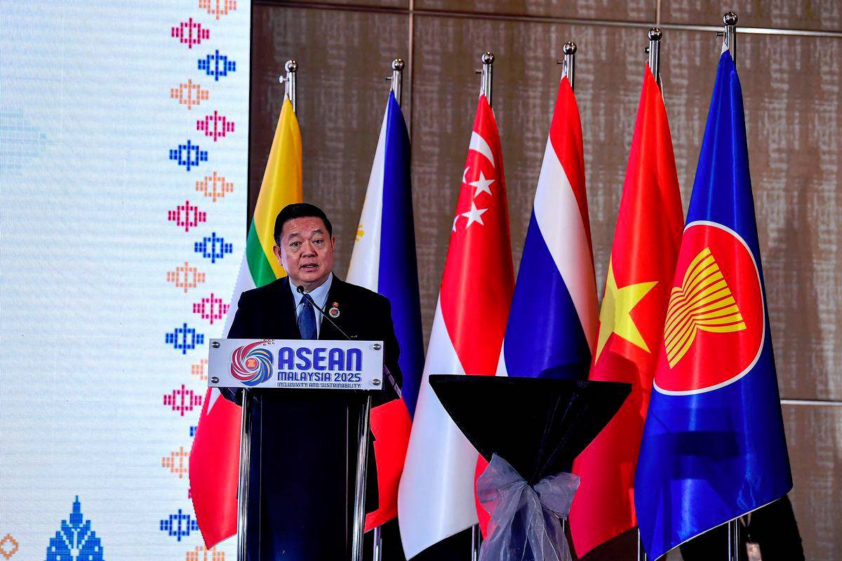 ASEAN enters new phase in community-building with focus on crime ASEAN enters new phase in community-building with focus on crime
