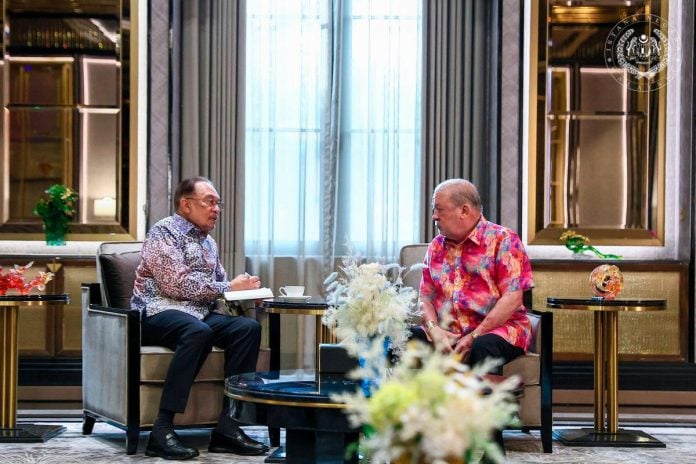Agong terima menghadap PM Anwar, dipersembah taklimat isu semasa