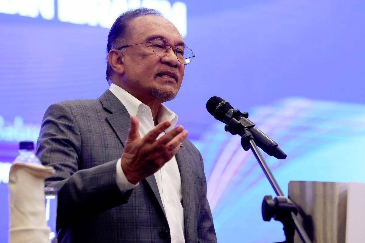 Anwar confirms invitation to emergency Arab-Islamic Summit in Doha Anwar confirms invitation to emergency Arab-Islamic Summit in Doha