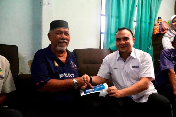 Anwar hulur sumbangan kepada dua veteran ATM di Kuantan