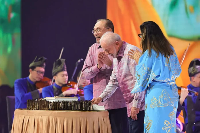 Anwar keeps Trump’s White House pen as memento at trade signing Anwar keeps Trump’s White House pen as memento at trade signing