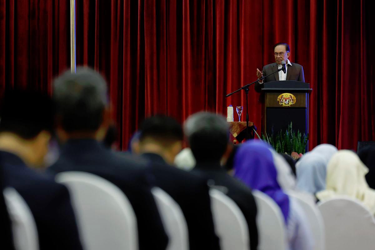 Anwar opens 19th ASEAN transnational crime meeting in Melaka Anwar opens 19th ASEAN transnational crime meeting in Melaka
