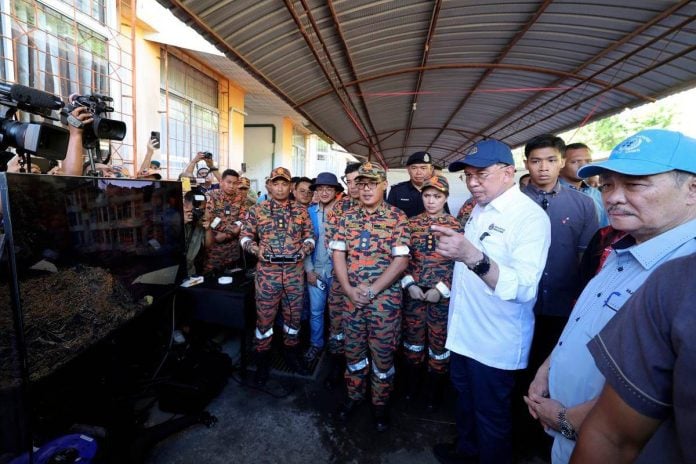 Anwar santuni mangsa banjir, tanah runtuh di Sabah