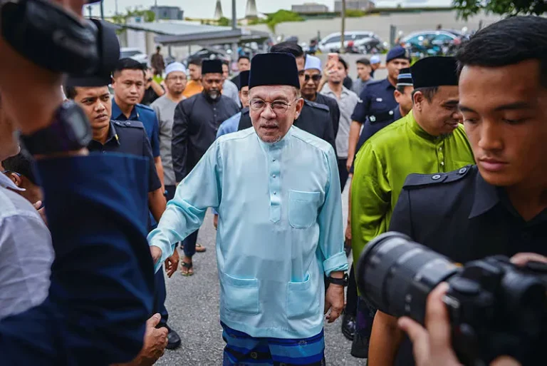 Anwar terima memorandum 16 NGO sokong usaha bawa suara Malaysia
