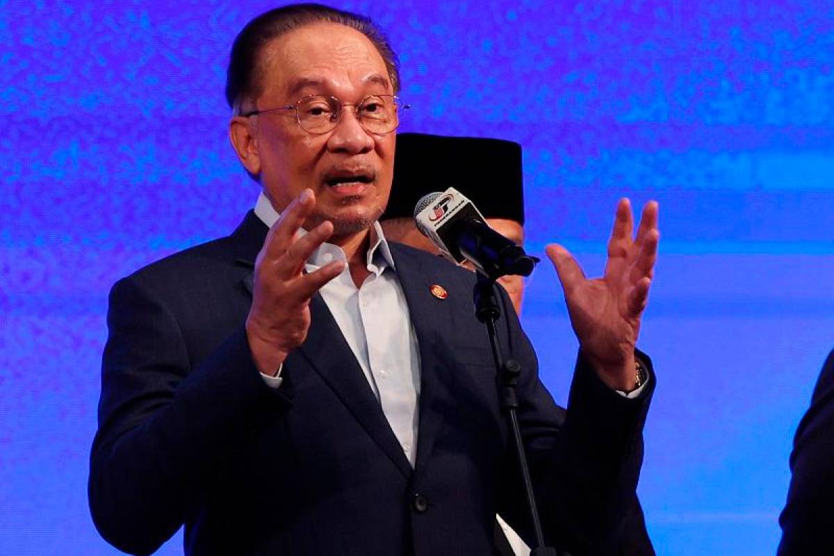 Anwar urges young Malaysians to lead fight against corruption Anwar urges young Malaysians to lead fight against corruption