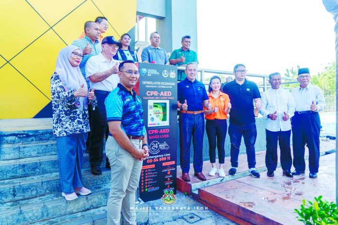 Aquatic centre presented AED for public safety