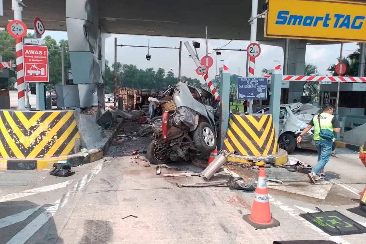 Baby boy dies, eight injured in crash at Bukit Kajang toll plaza