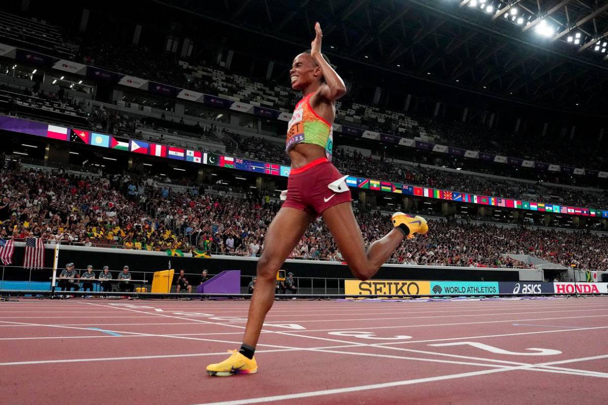 Beatrice Chebet beats Faith Kipyegon in 5,000m world title sprint finish Beatrice Chebet beats Faith Kipyegon in 5,000m world title sprint finish