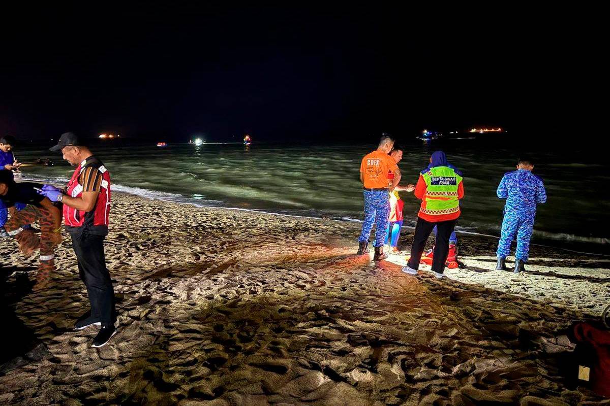 Boy drowns while swimming with friends at Pantai Puteri in Melaka Boy drowns while swimming with friends at Pantai Puteri in Melaka