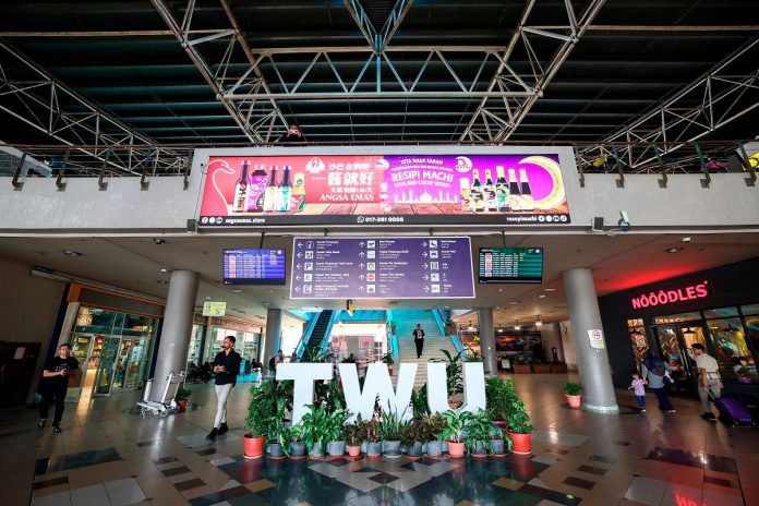 Chinese tourists arrested for bomb threat over seat dispute