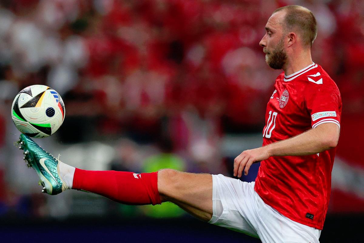 Christian Eriksen signs for Bundesliga club Wolfsburg until 2027