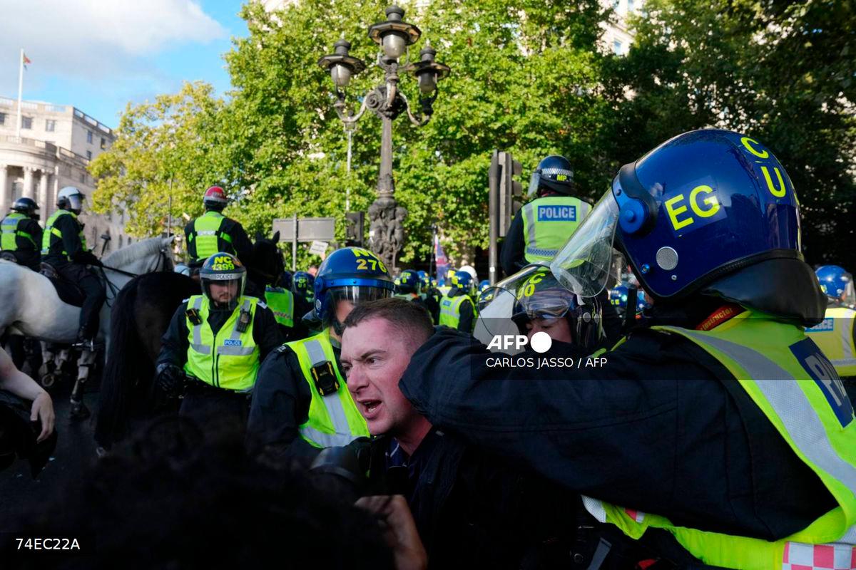 Clashes with police after up to 150,000 gather at far-right UK rally