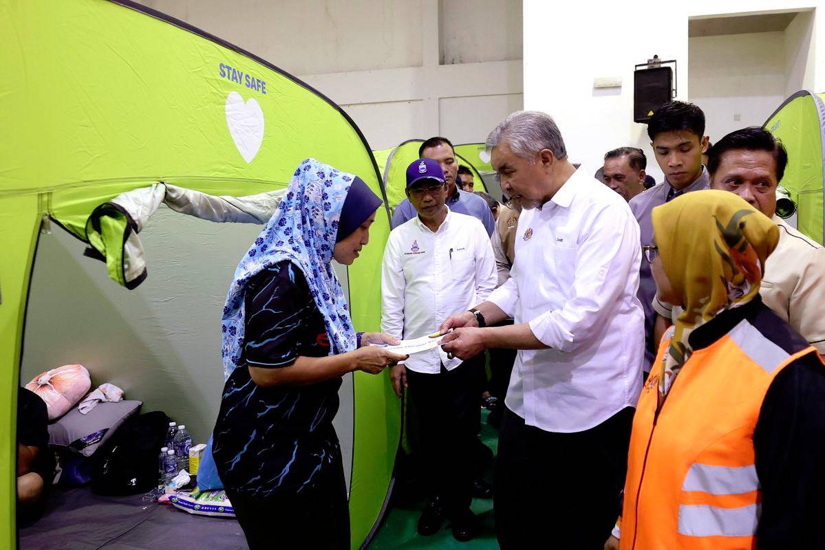 Deputy PM visits Sabah flood and landslide victims with aid Deputy PM visits Sabah flood and landslide victims with aid