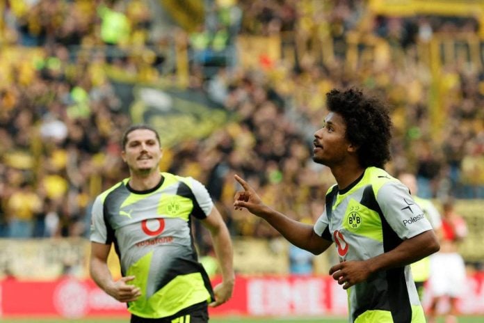 Dortmund keep heat on Bayern Munich with comfortable win at Mainz