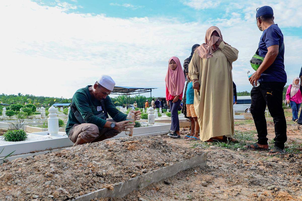 Drowned siblings laid to rest in Port Dickson under police guard Drowned siblings laid to rest in Port Dickson under police guard