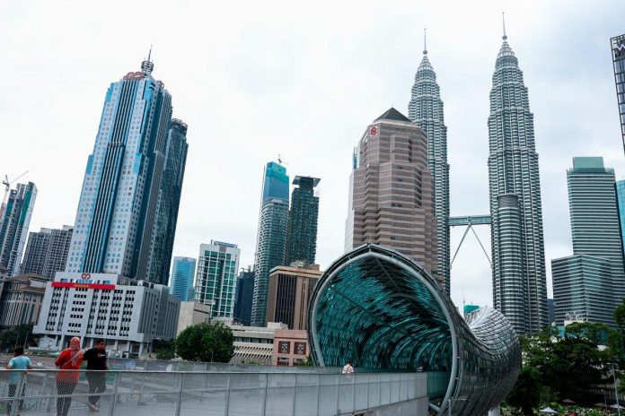 Economists laud govt spending plan