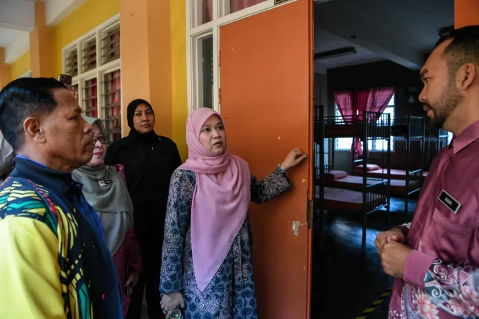 Education_minister_reviews_flood_preparedness_in_Kedah_schools Education minister reviews flood preparedness in Kedah schools