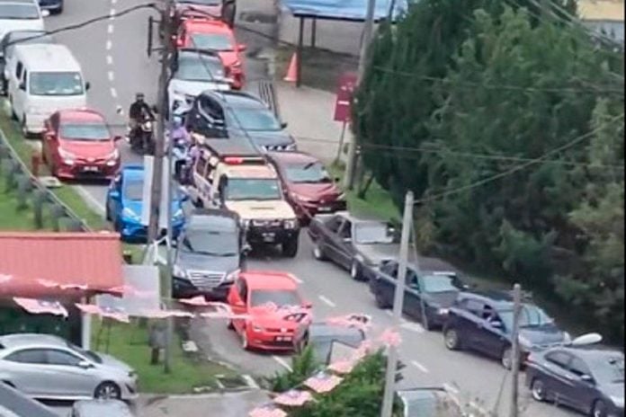 Emergency vehicles struggle through Cameron Highlands holiday traffic