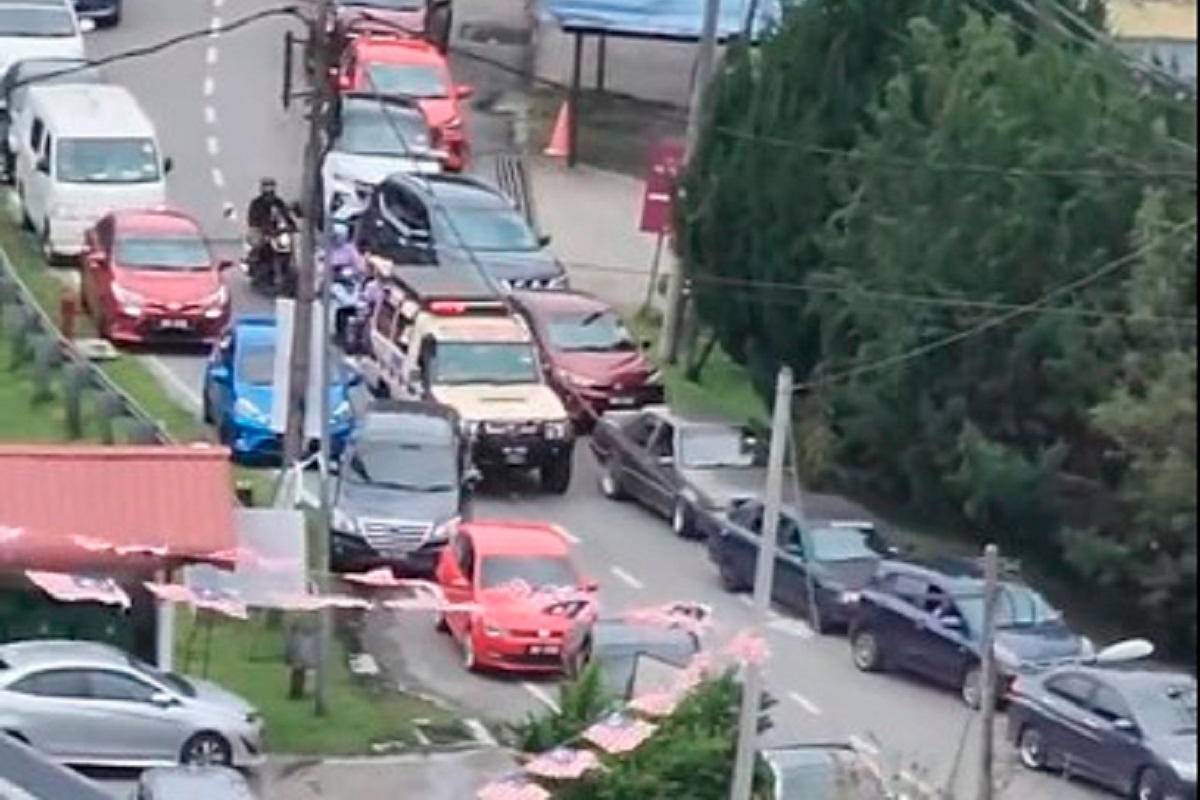 Emergency vehicles struggle through Cameron Highlands holiday traffic