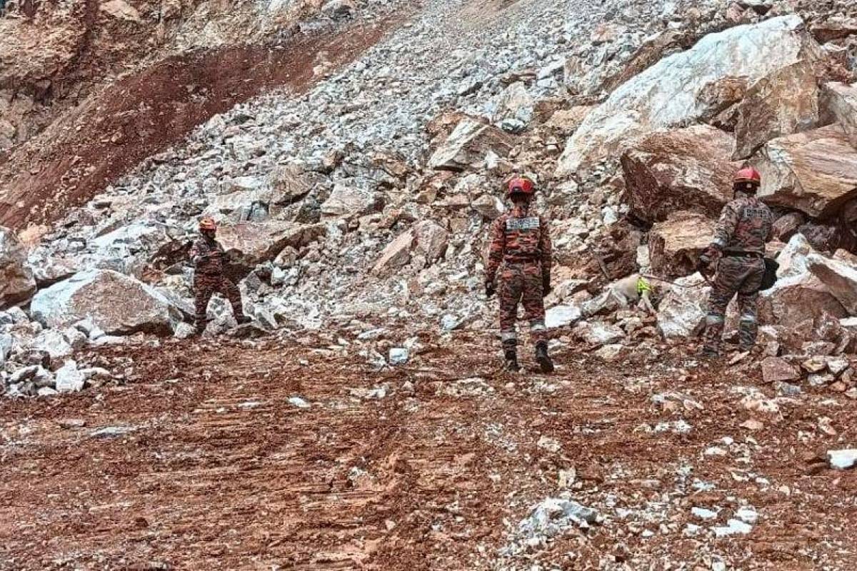 Excavator driver found dead after Raub quarry rockfall in Pahang Excavator driver found dead after Raub quarry rockfall in Pahang