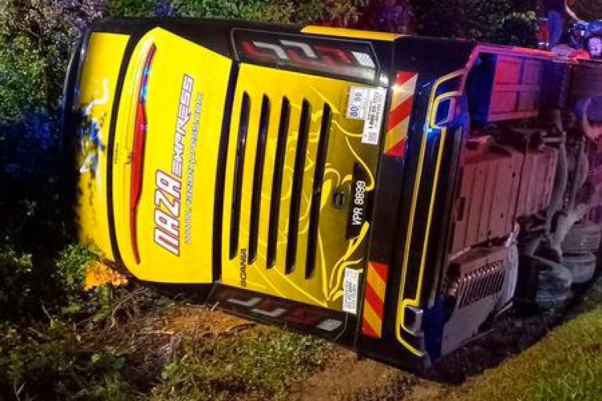 Express bus overturns in Kuala Krai with 15 people, two trapped Express bus overturns in Kuala Krai with 15 people, two trapped