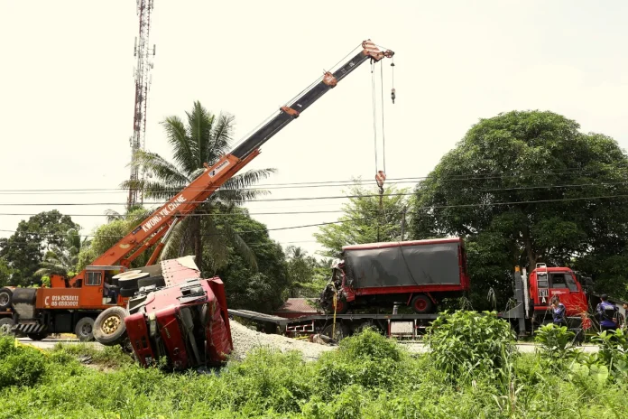 Muatan lori berlebihan punca nahas FRU Teluk Intan, 9 maut Muatan lori berlebihan punca nahas FRU Teluk Intan, 9 maut